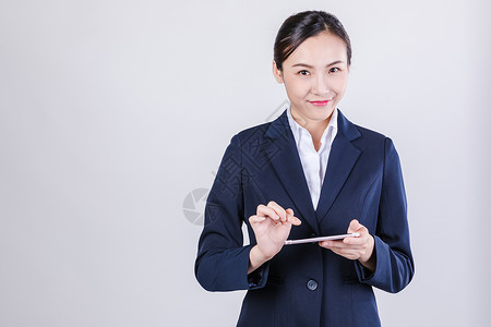 女点击职业女性拿手机点击动作棚拍背景