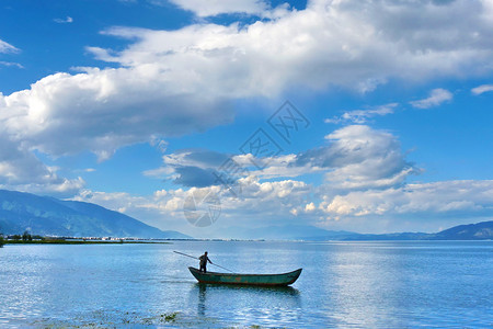 泛舟湖上背景图片