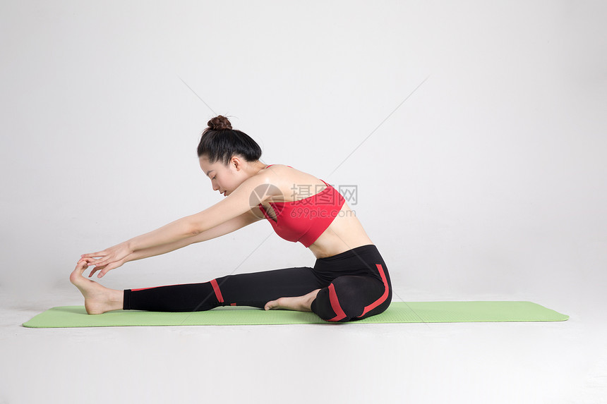 女性瑜伽拉伸动作拍摄图片