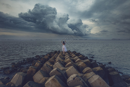 美女天空海边旅行背影背景