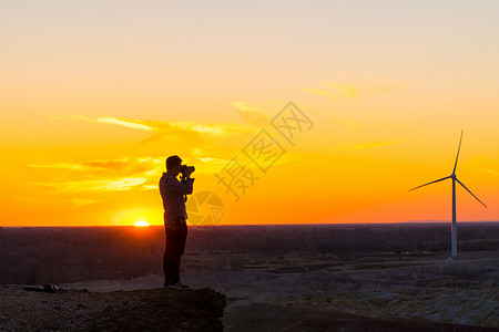 黄昏草原新疆克拉玛依草原上的摄影人背景