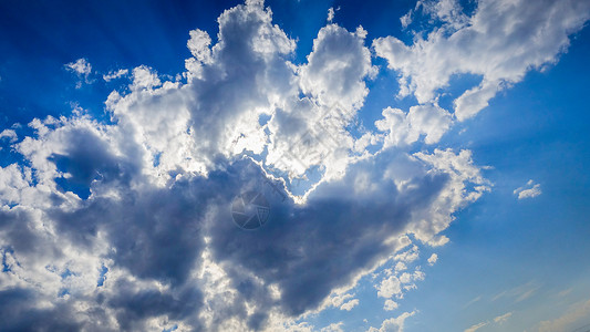 天空中的双心云背景图片