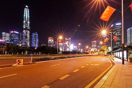 面对红旗城市道路公交站夜景背景