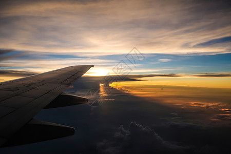 飞机上日出飞机上不的绝美天空背景