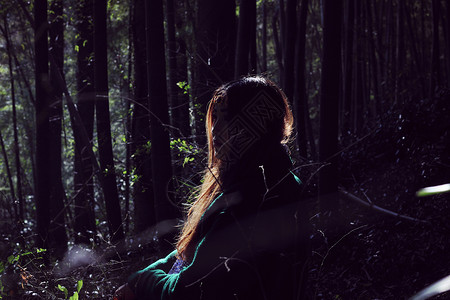 绿色毛呢大衣森林里的女孩背景