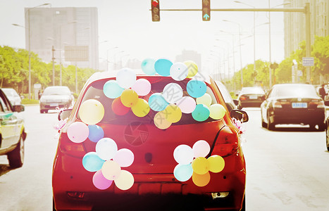 旅行公路方式装饰各种颜色气球的小车背景