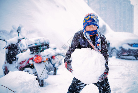 雪孩子素材雪中堆雪球玩雪的男孩背景