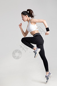 健身工作室女性跑步动作白底棚拍背景