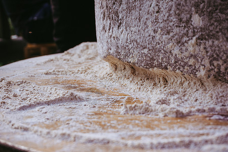 石磨磨粉食品工艺高清图片