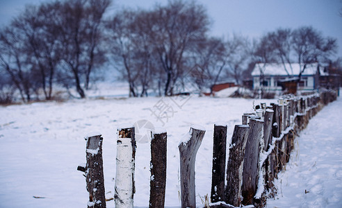 篱笆小院冬天美丽的雪景木篱笆背景