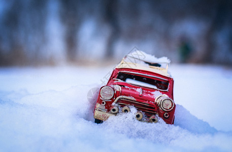 冬天雪中红色的玩具车户外高清图片素材