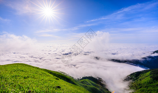 延绵山丘武功山山顶壮观的云海背景