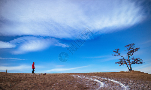 冬季蓝天白云和山头高清图片