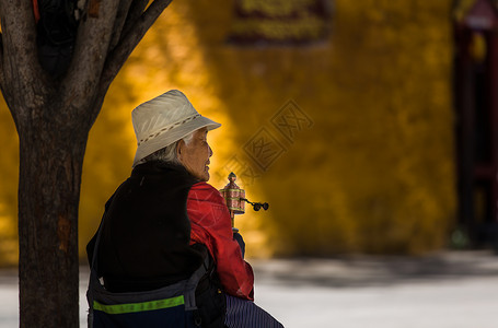 西藏人文转经的老奶奶高清图片