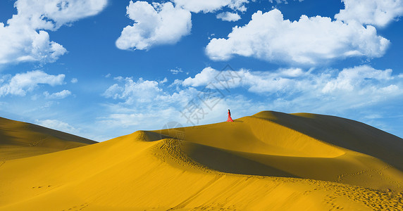 沙漠蓝天鸣沙山上的美女背景