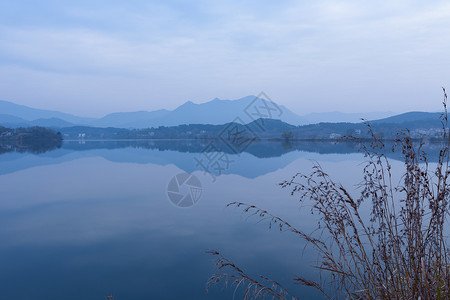 秋日湖面晚霞图片