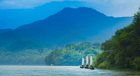 高山河流和小船高清图片