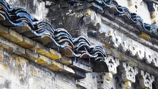 雨天的中式古建筑屋檐瓦片高清图片