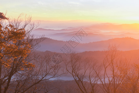 远山美景金色阳光山峦起伏背景