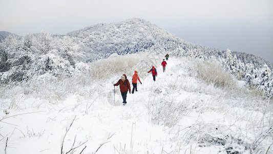 登雪山的人背景图片