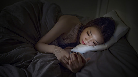 聊天窗口深夜睡前躺着玩手机的女生背景