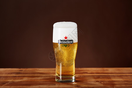 啤酒杯溢出啤酒高清图片