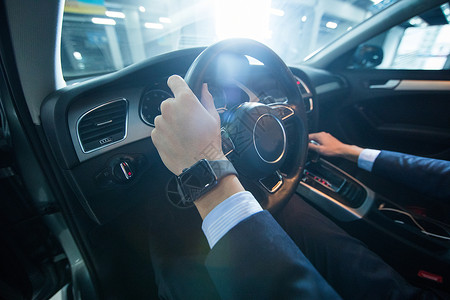 商务人士驾驶试驾汽车握方向盘 背景图片