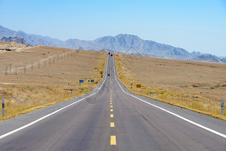 路尽头笔直的公路背景