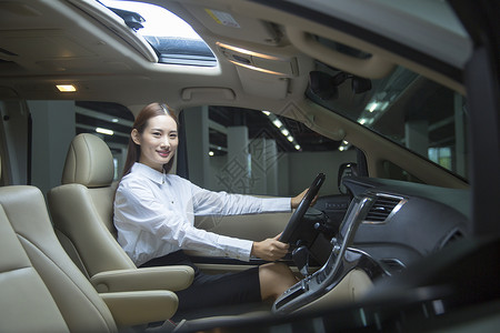 开车在车内的商务女性图片