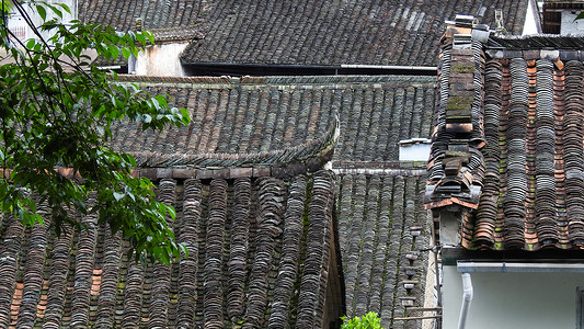 老房子窗户黑色瓦片的民居屋顶背景