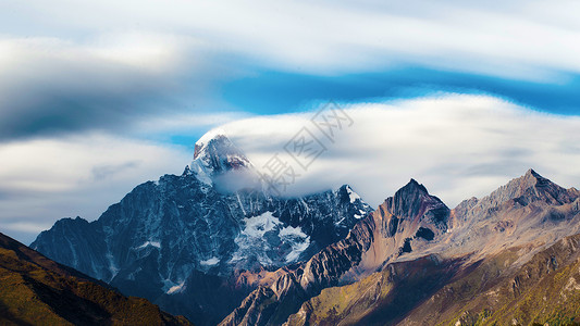 茱萸峰四姑娘山幺妹峰背景