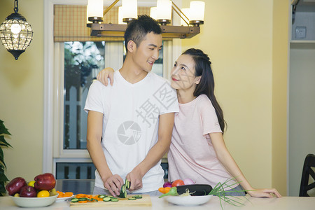 年轻夫妇在厨房切菜图片
