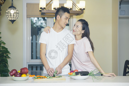 年轻夫妇在厨房切菜图片
