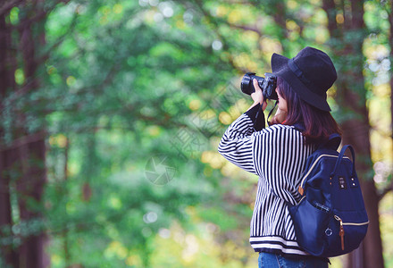 森林旅行拍照女孩背景