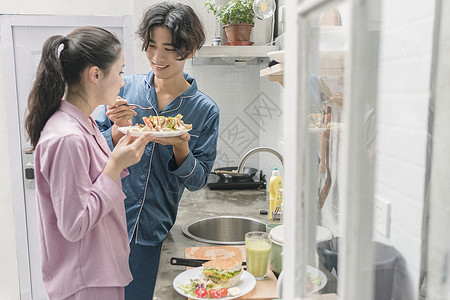 情侣吃东西男女厨房吃东西背景