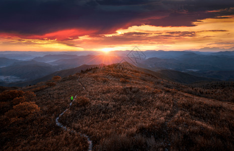 大秃顶子山一望无际的山顶日出背景