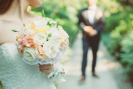 拍结婚照新娘捧花与新郎背景