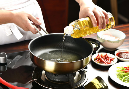 炒菜倒油食材锅食物高清图片