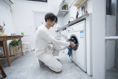居家生活用洗衣机洗衣服高清图片