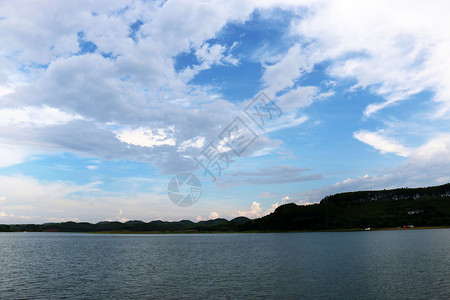 湖水 蓝天白云背景图片