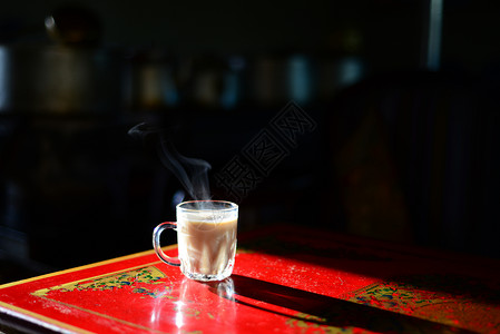 西藏茶馆里一杯热气腾腾的奶茶高清图片