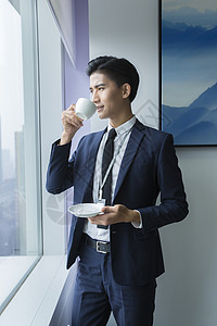 商务男士在办公室喝咖啡图片