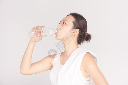 运动完喝水的女性图片