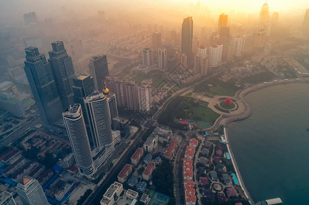 五月旅行晨雾中的城市背景