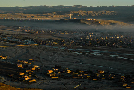 晨雾中的四川阿坝藏族自治区阿坝县城图片