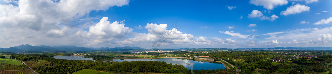 蓝天蓝河蓝天下的水库全景背景