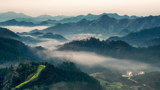 石莼晨雾缭绕的群山与小村庄背景