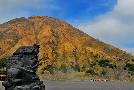 印尼东爪哇布罗莫活火山脚下的神庙高清图片