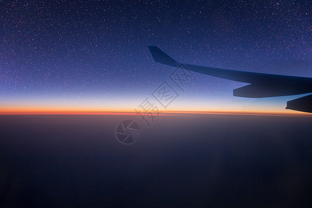 飞机云层飞机上的星空背景