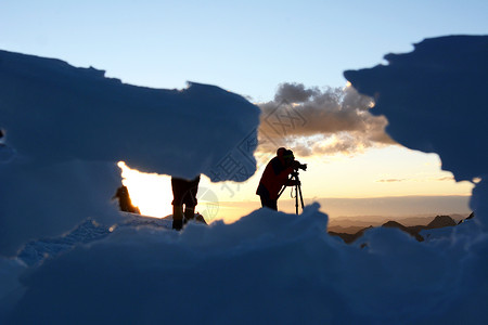 耀眼的太阳西藏雪山拍摄的人背景